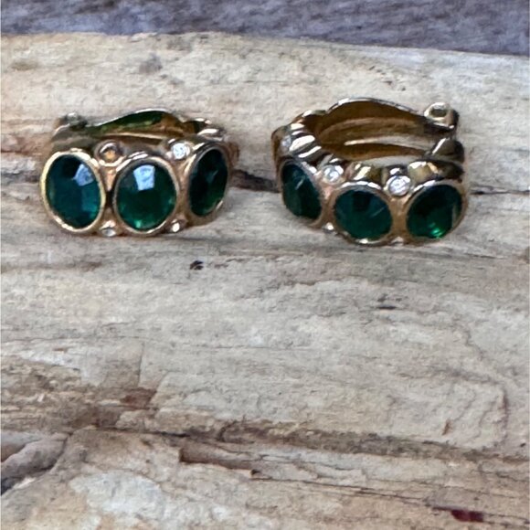 Swarovski Emerald Green Crystal Gold Tone Huggie Hoop Earrings Signed Vintage - Picture 3 of 5